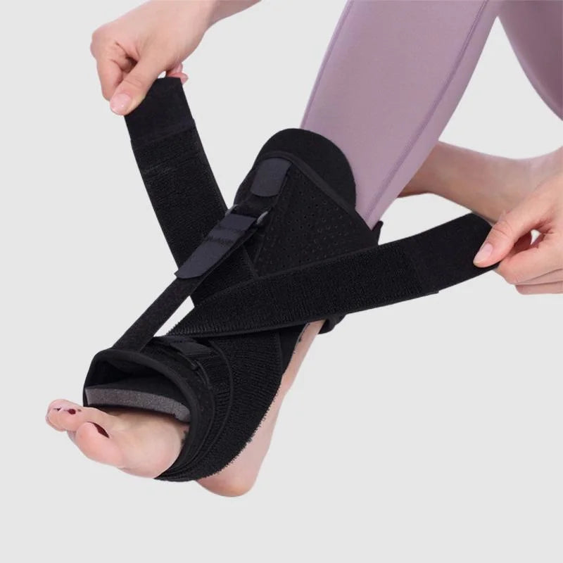 https://cdn.shopify.com/s/files/1/0659/5847/8002/files/Elastic-Adjustable-Dorsal-Splint-for-Pain-Relief-Night-Splint-Foot-Drop-Orthotic-Plantar-Fasciitis-Foot-Brace-Ankle-Support_2.webp?v=1718279514