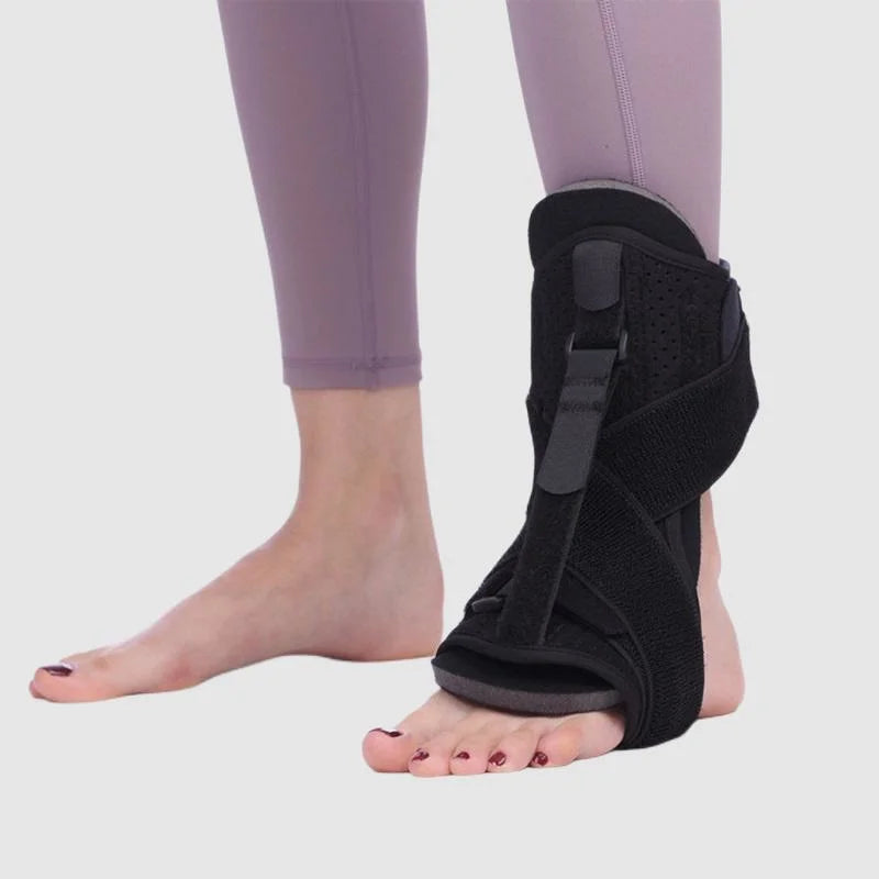 https://cdn.shopify.com/s/files/1/0659/5847/8002/files/Elastic-Adjustable-Dorsal-Splint-for-Pain-Relief-Night-Splint-Foot-Drop-Orthotic-Plantar-Fasciitis-Foot-Brace-Ankle-Support_3.webp?v=1718279514